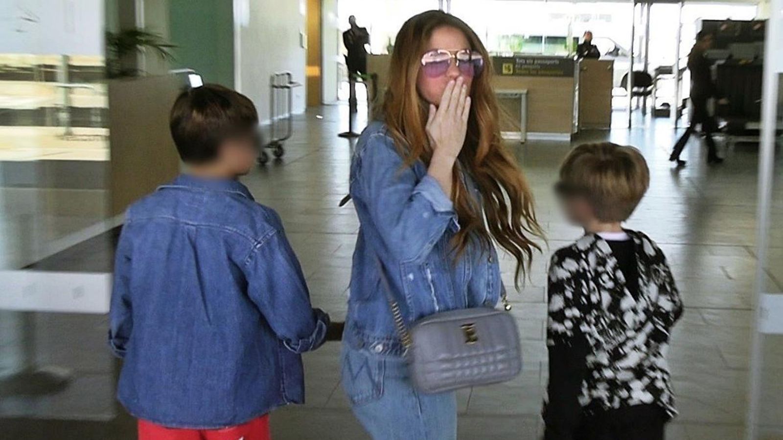Shakira en el aeropuerto junto a sus hijos