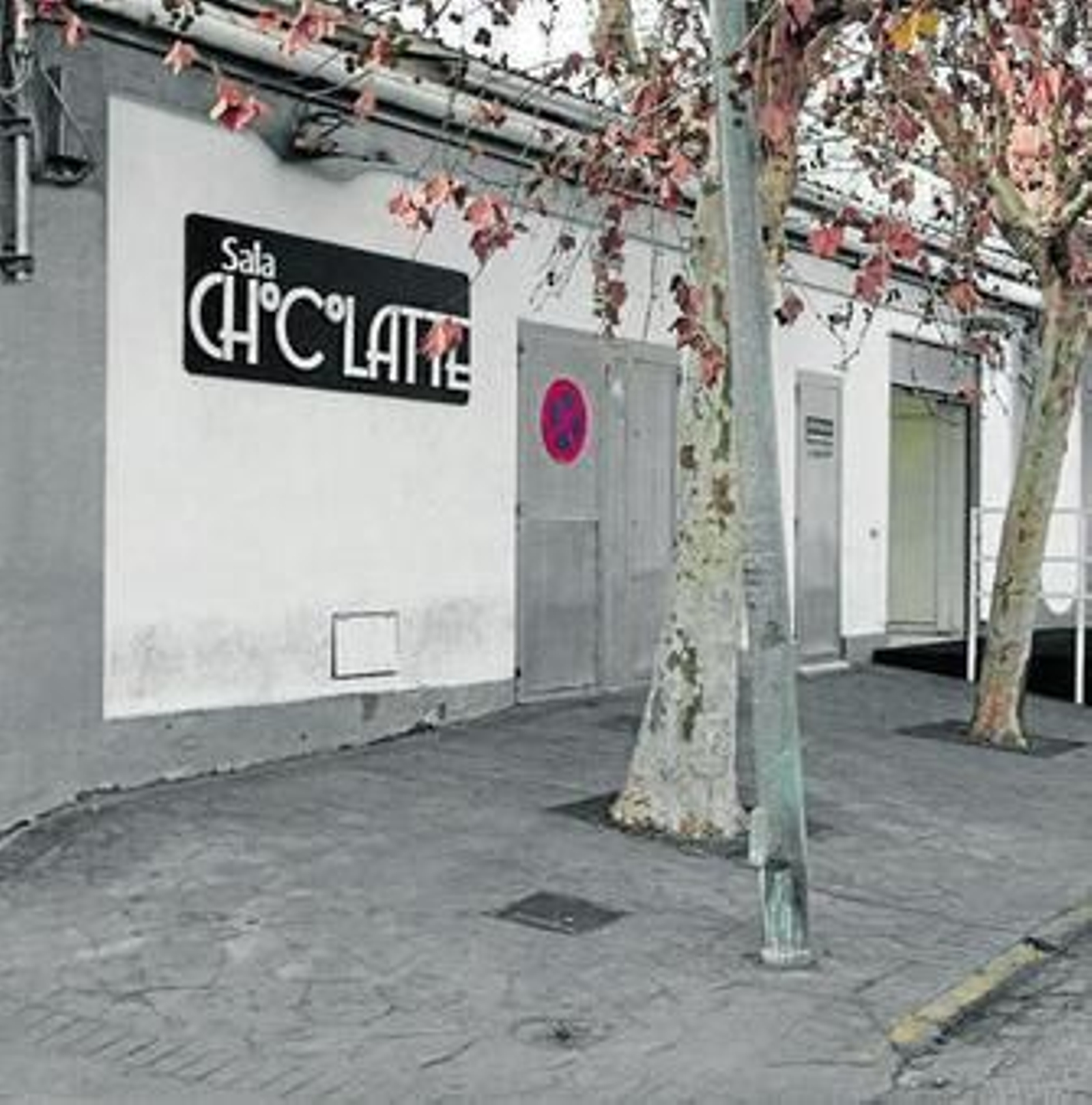 Imagen de la entrada principal de la discoteca.