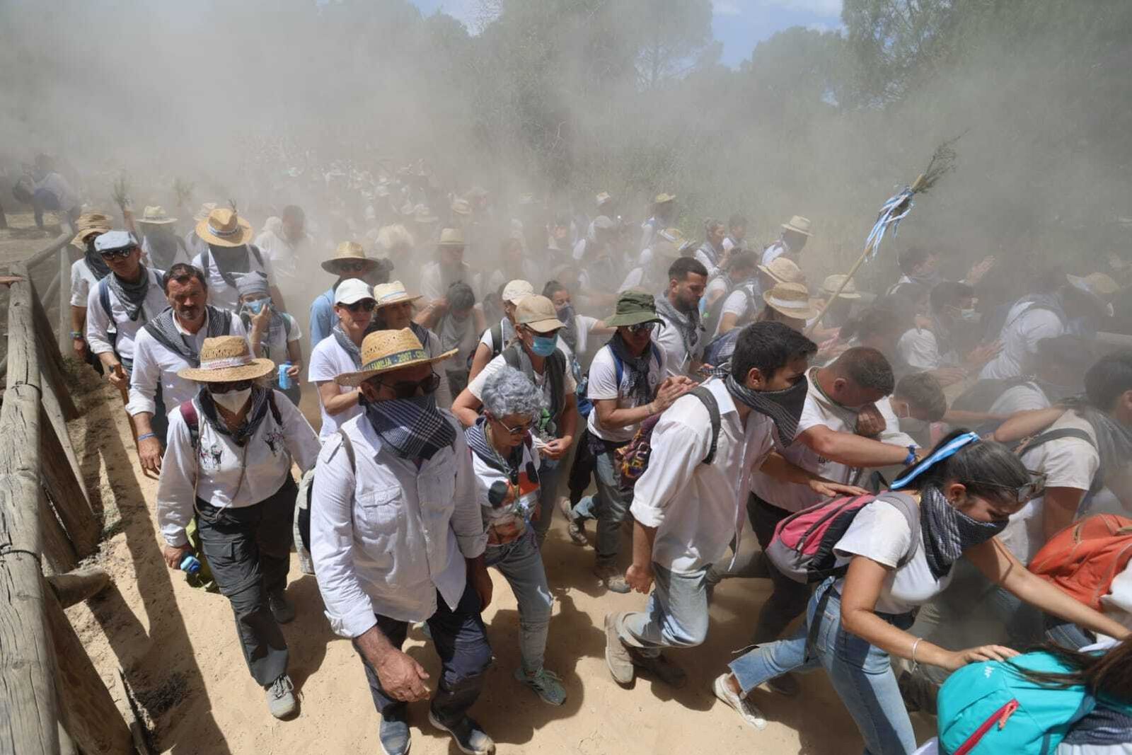Las mejores imágenes de la Hermandad de Huelva en Gato, última parada antes de llegar al Rocío