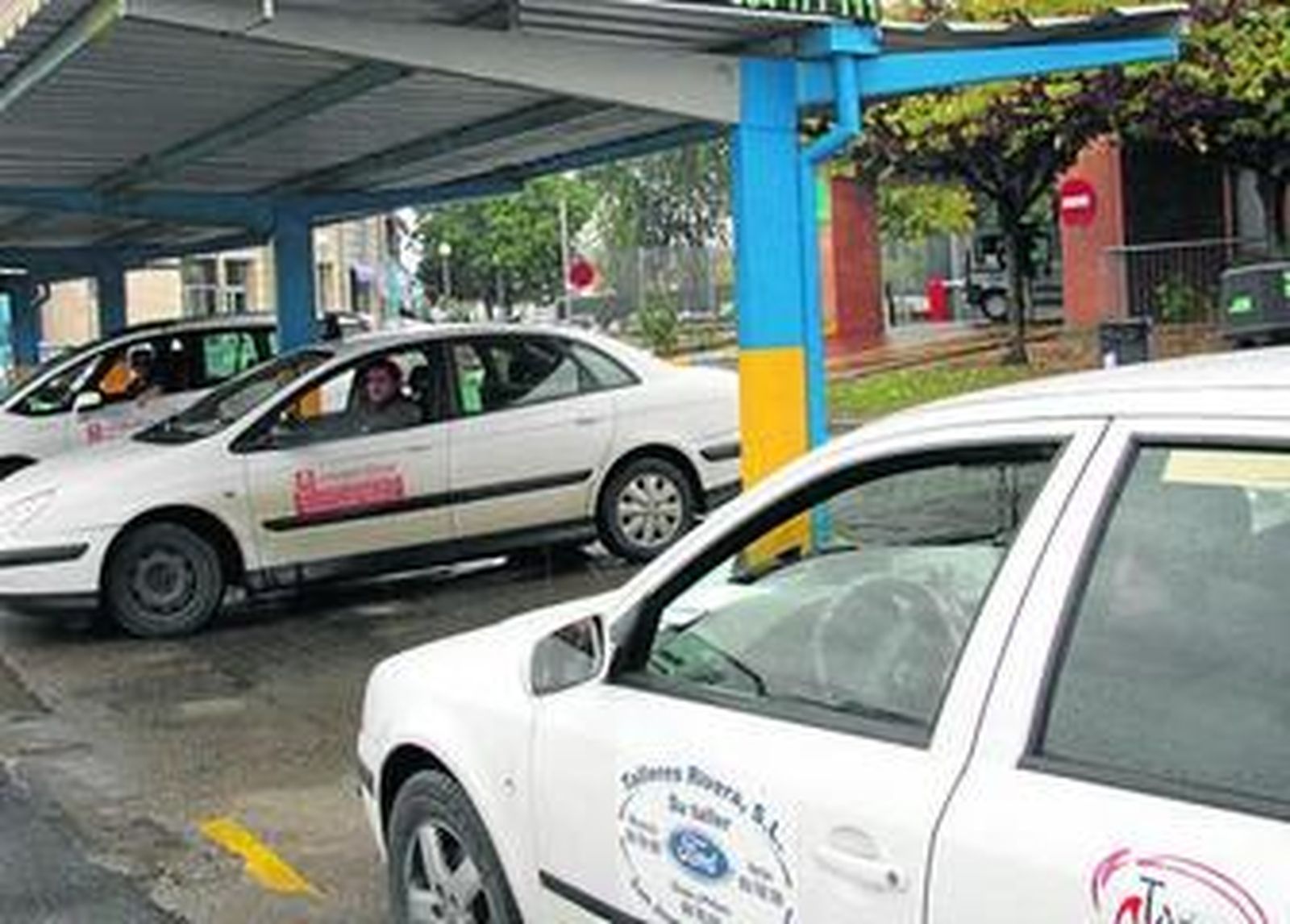 Una imagen de archivo de varios taxis aparcados en una de las paradas de Mairena del Aljarafe.