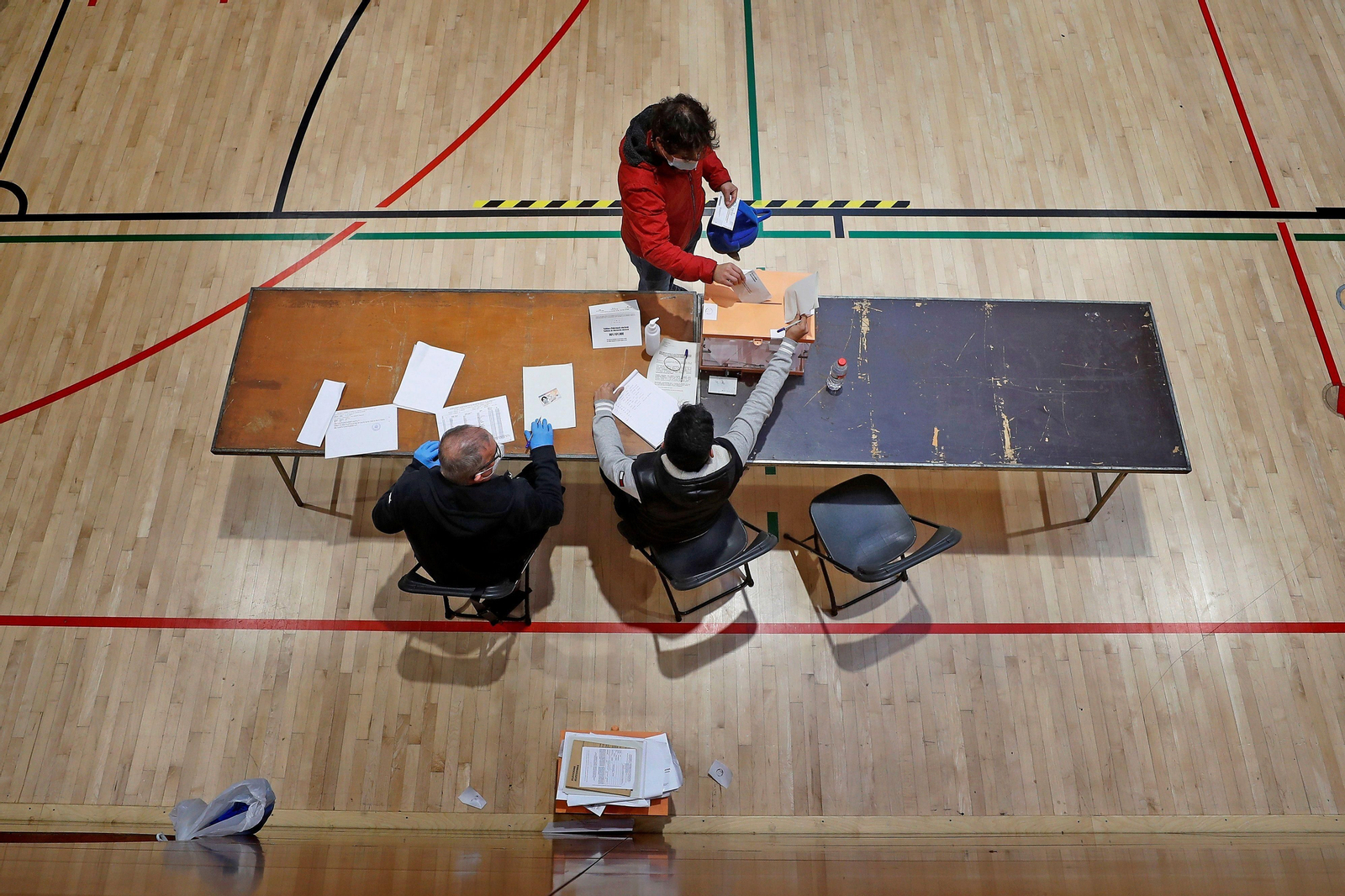 Un votante deposita su papeleta en el Polideportivo Municipal Virrey Amat Can Ricart de Barcelona este domingo.