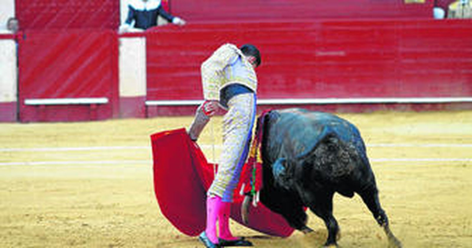 Con esta templanza y hondura embarcó Talavante la encastada embestida del tercero de la tarde, el toro de su espectacular triunfo.