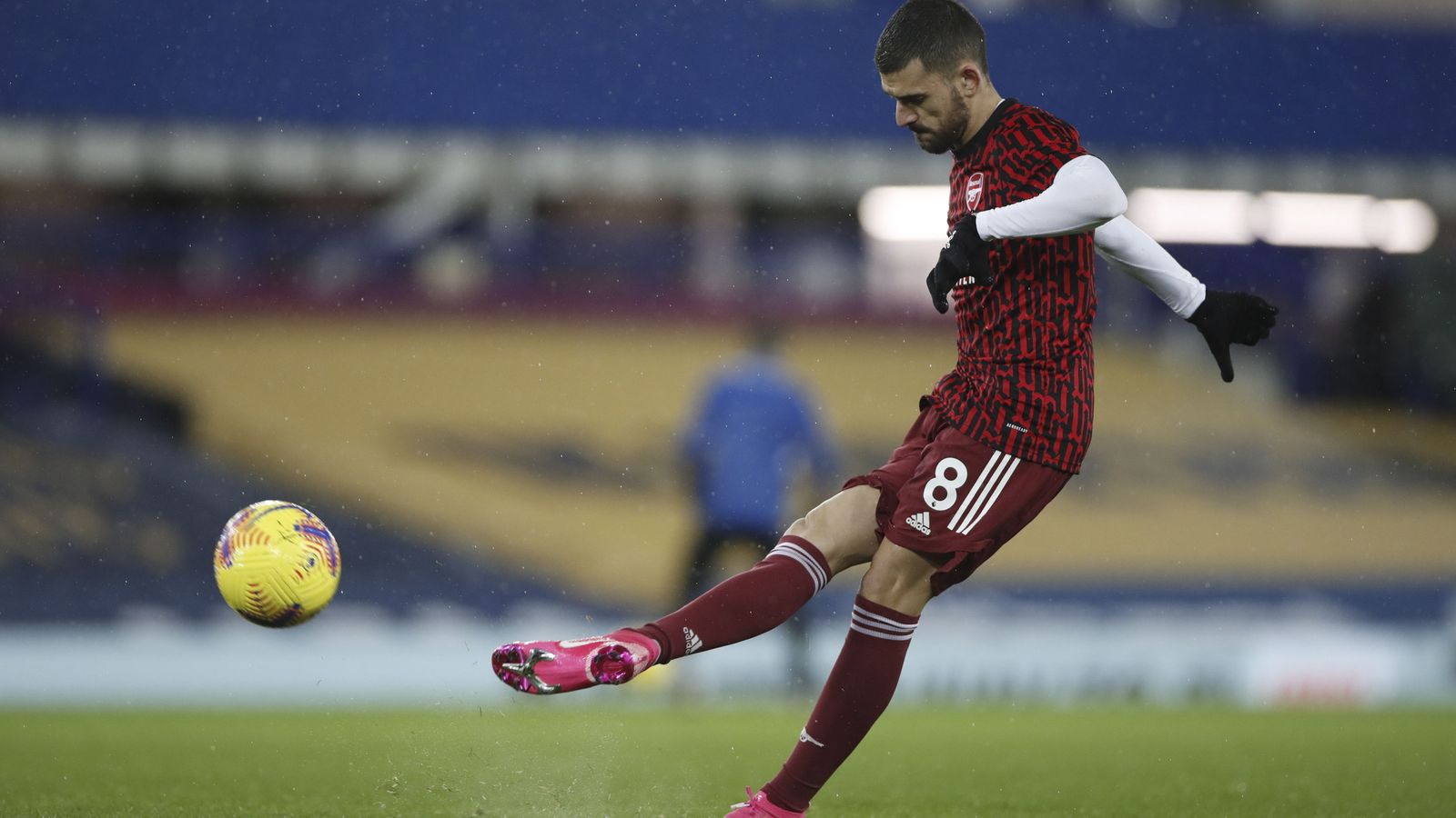 Dani Ceballos golpea el balón.