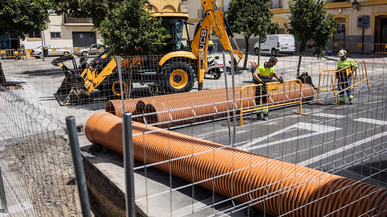 Obras de mejora de la red de aguas en Ronda de Muleros y avenida Torresoto.