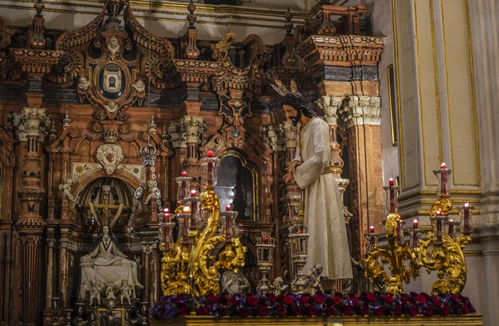 El vía crucis de las cofradías, en imágenes