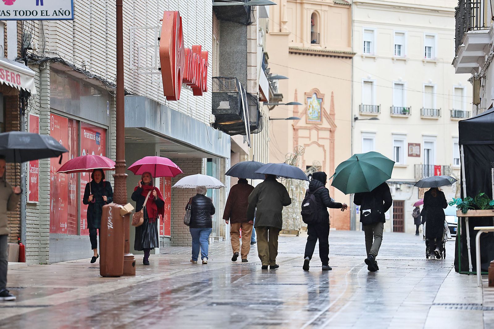 Las calles de la ciudad se inundan de paraguas en la invernal mañana de sábado