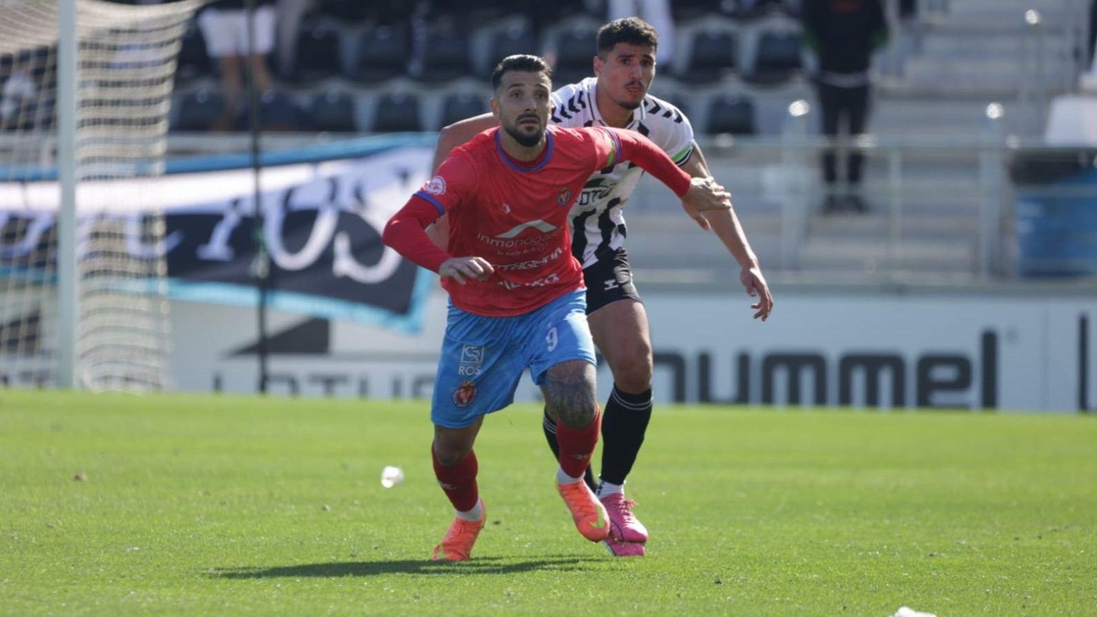 El bigoleador Rubén Mesa, perseguido por Moha Hamdoune