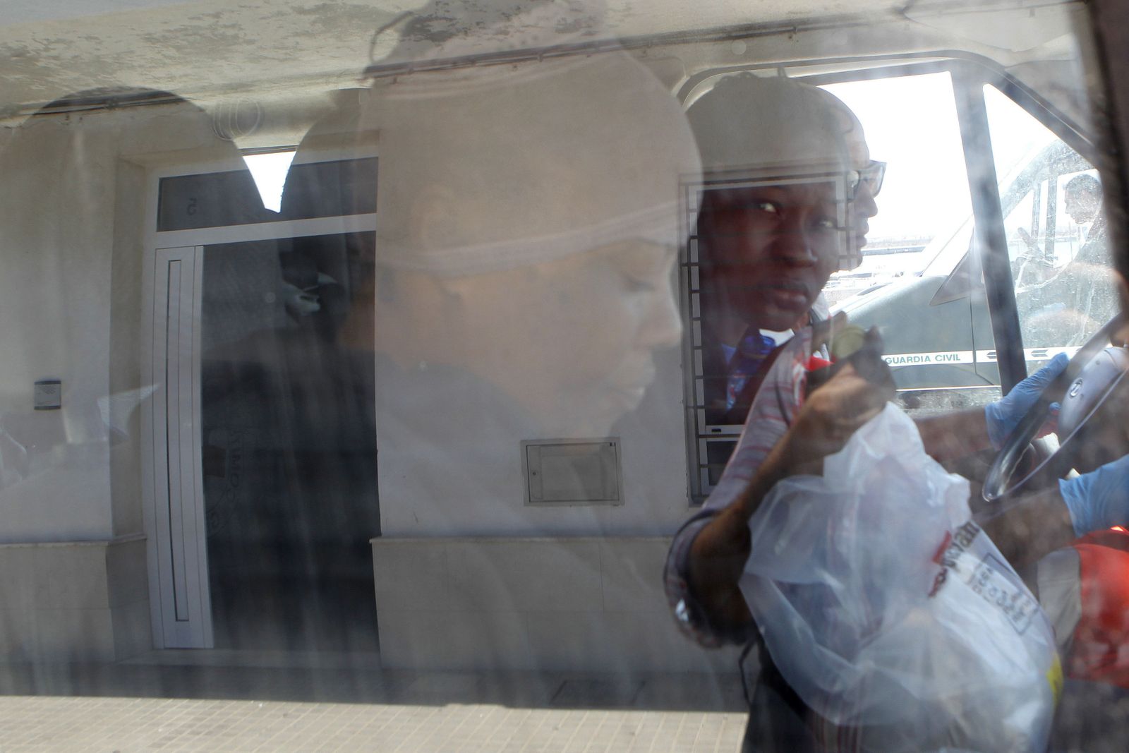 Dos mujeres que ayer fueron rescatadas en Tarifa son transportadas en una furgoneta.