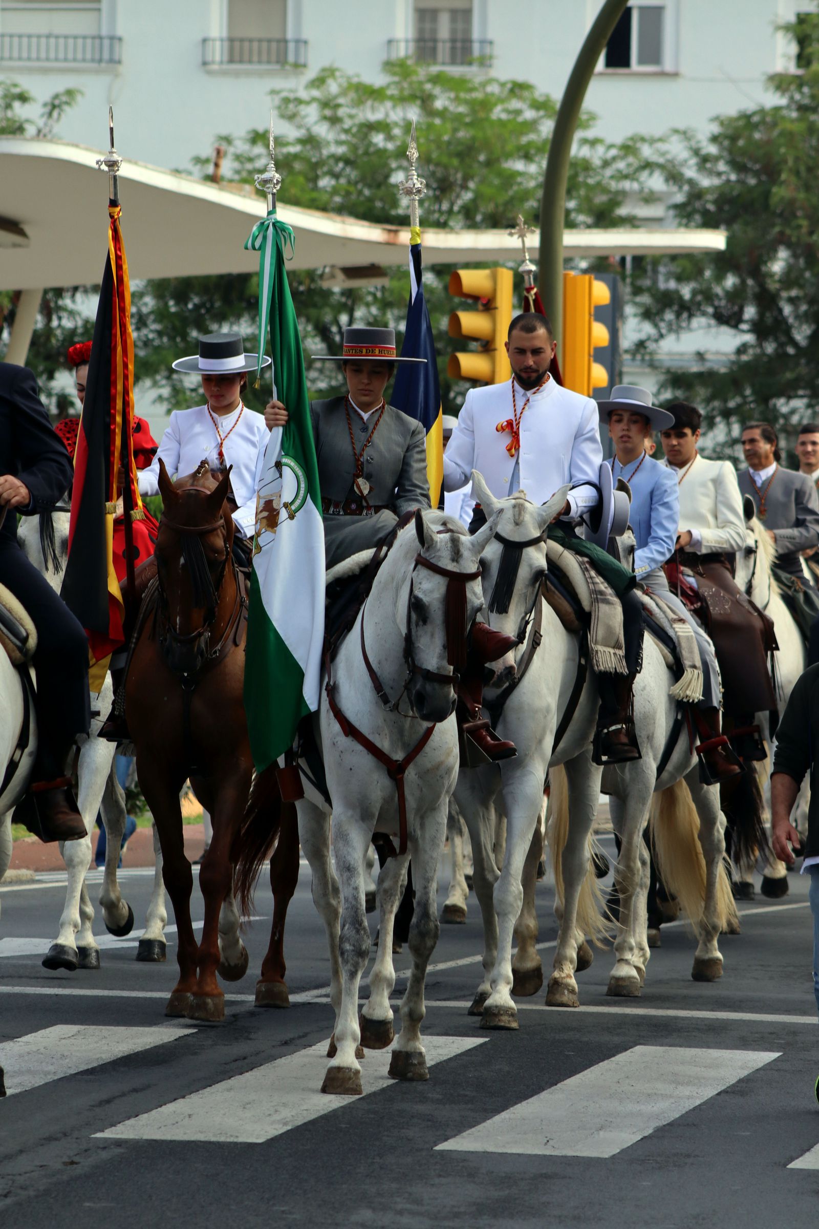 El Rocío 2023: Imágenes de la Hermandad de Emigrantes en su salida de Huelva