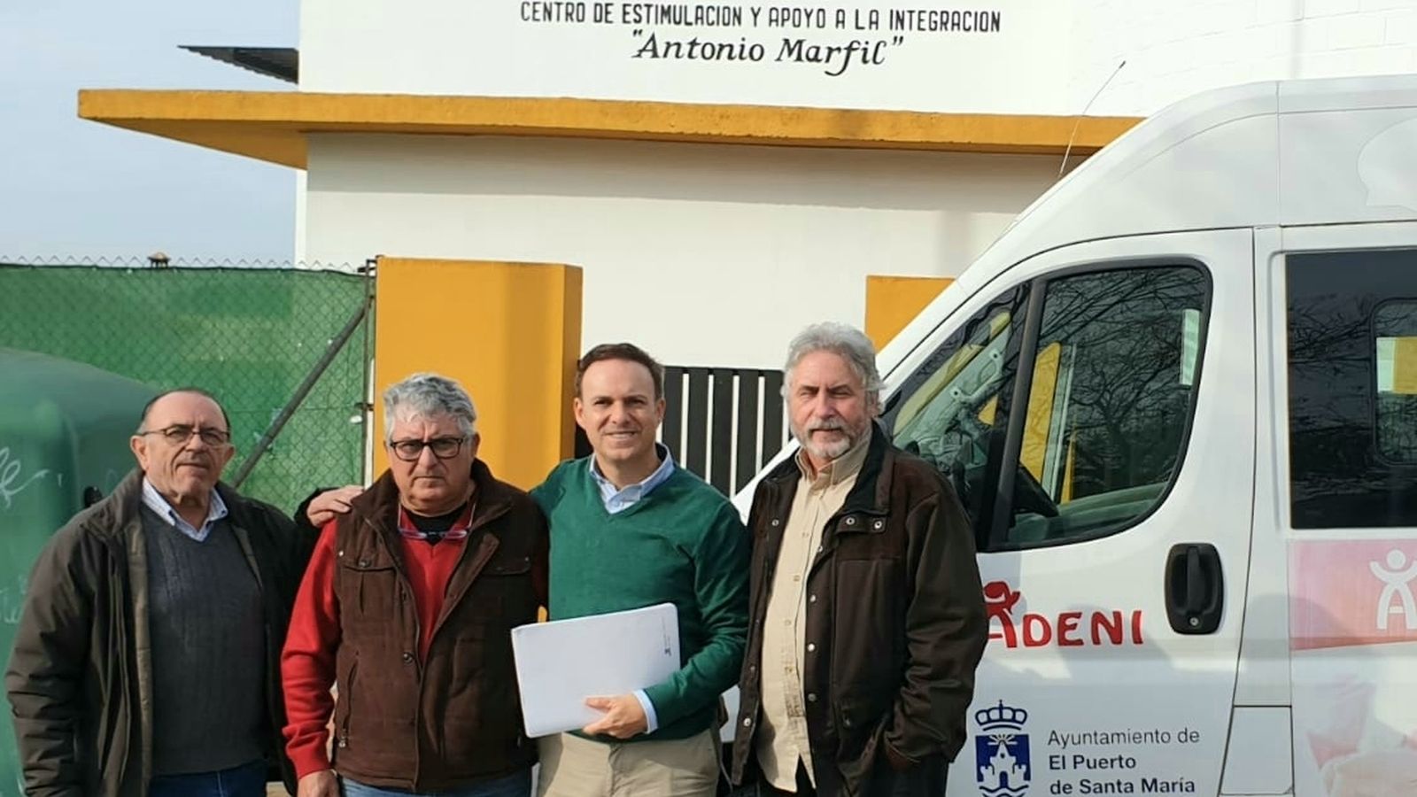 David de la Encina junto con familiares de Apadeni.