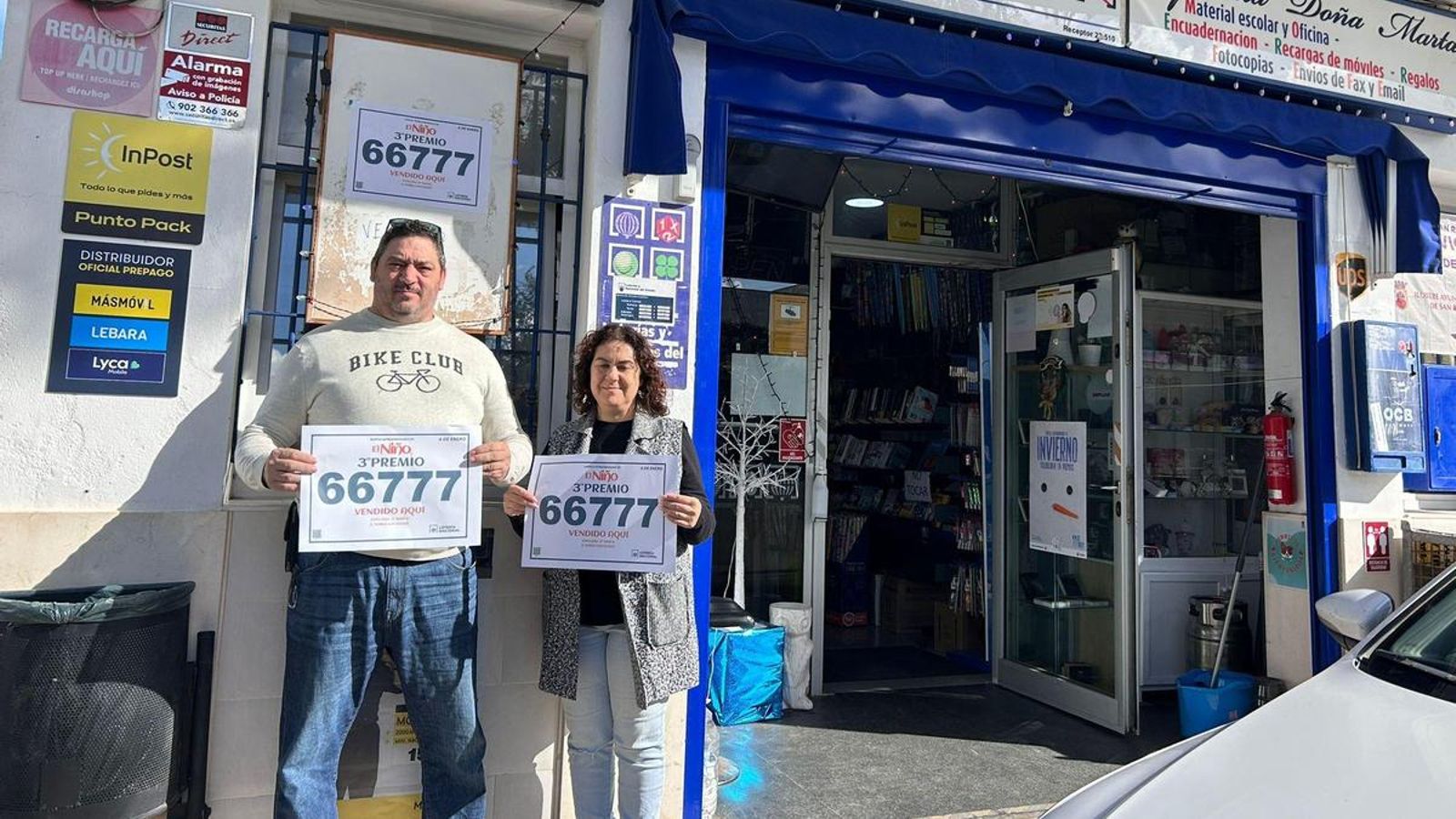 La papelería Doña Marta de la Estación, con sus dueños.