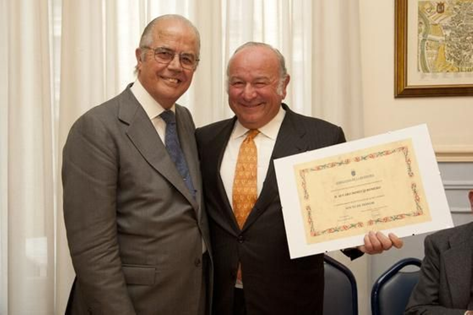 Manuel Fernández García-Figueras entrega el diploma de socio de honor al homenajeado.

Foto: Alberto Morales
