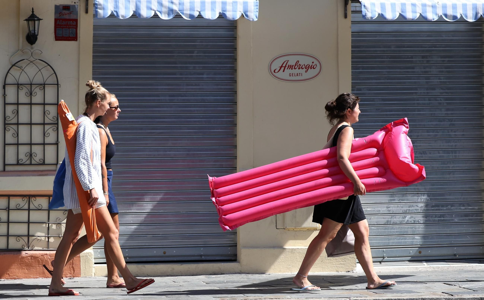 Viandantes camino a la playa en Málaga.