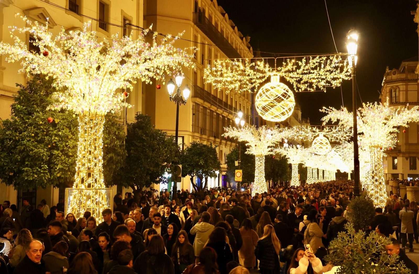 Decorado navideño de la Avenida de la Constitución en Sevilla.