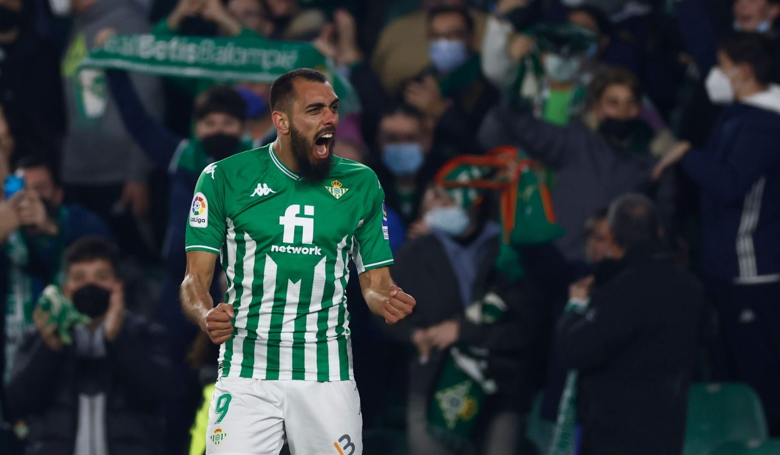 Borja Iglesias celebra su primer gol contra el Alavés.