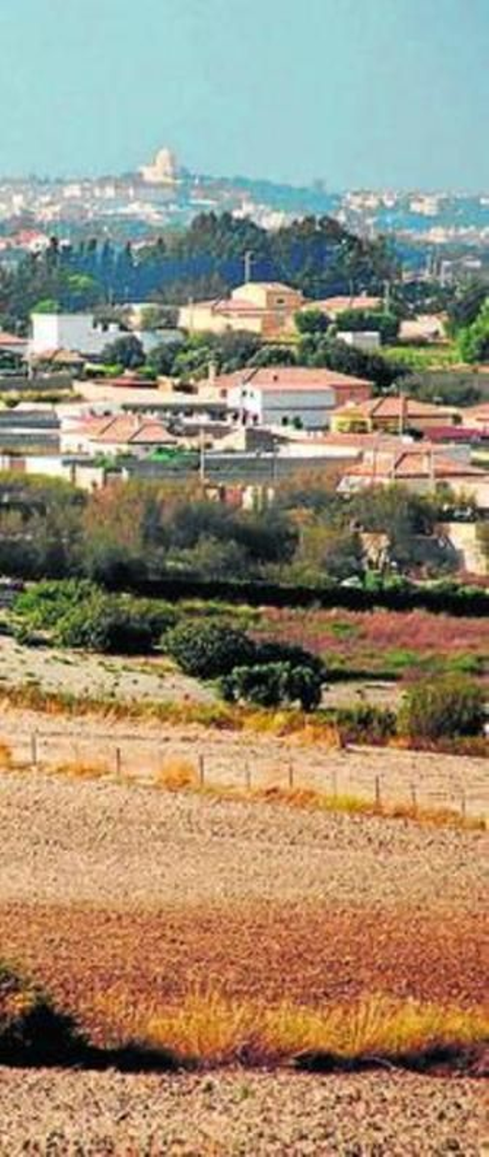1. El centro de salud de Los Gallos está pendiente de las necesarias obras de mejora y de la licencia de apertura . 2. Las viviendas ubicadas en las zonas de AGB podrán comenzar a abordar las tareas de urbanización y conexión a las nuevas redes. 3. El centro comercial de La Longuera tendrá vía libre para su desarrollo. 4. La ampliación del colegio de la costa será posible. /FOTOS: paco periñán