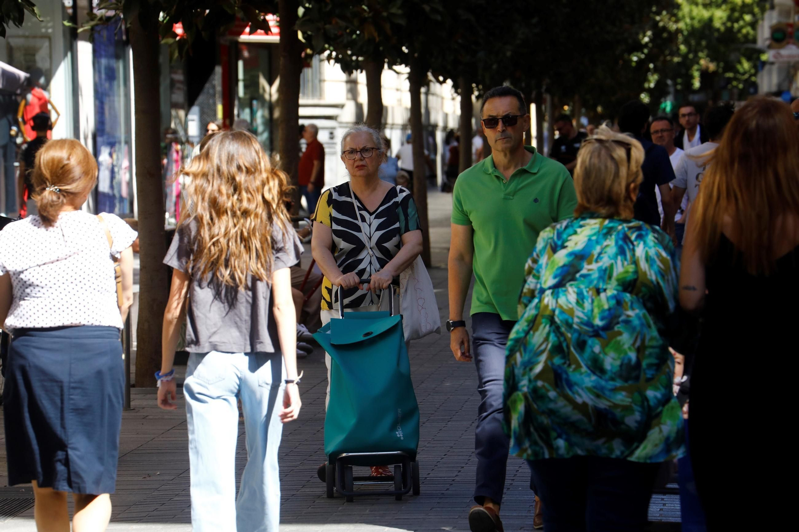 Varias personas caminan por el centro de Córdoba.