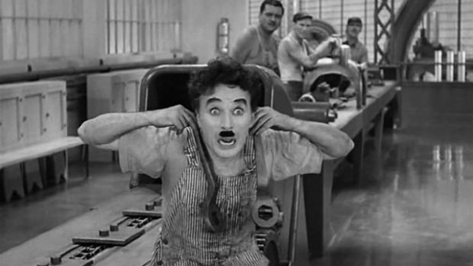 Charlot entra en pánico por culpa del trabajo en cadena.