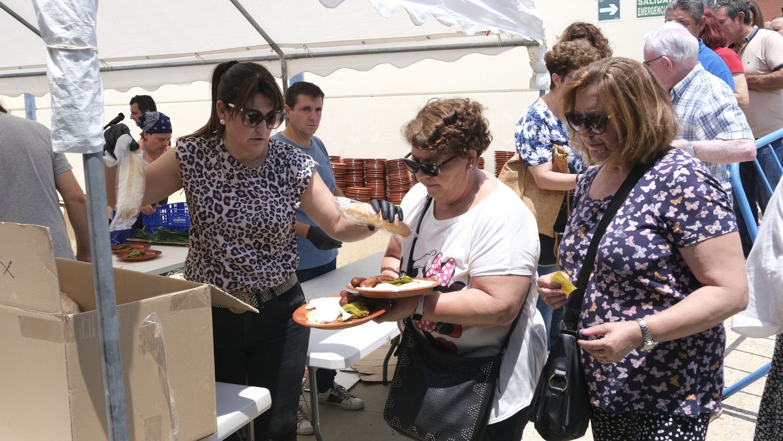Imágenes de la degustación de huevos fritos con chorizo, en las Fiestas de Santa María del Águila