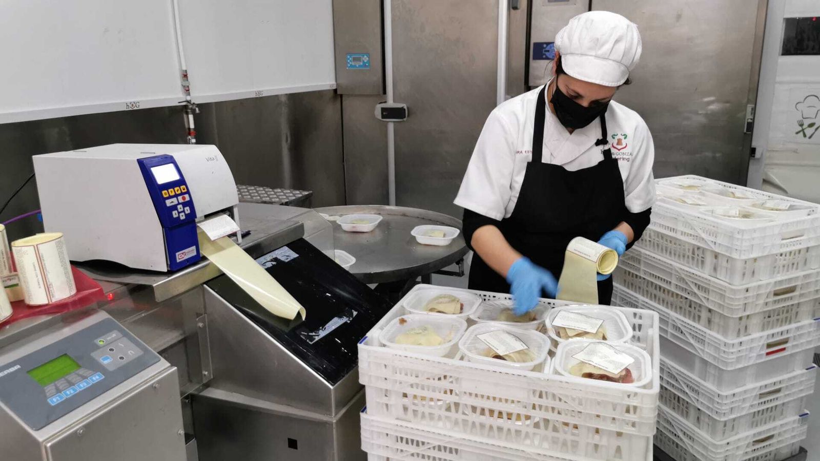 Una empleada de Hermanos González hace el empaquetado de los menús en la empresa.