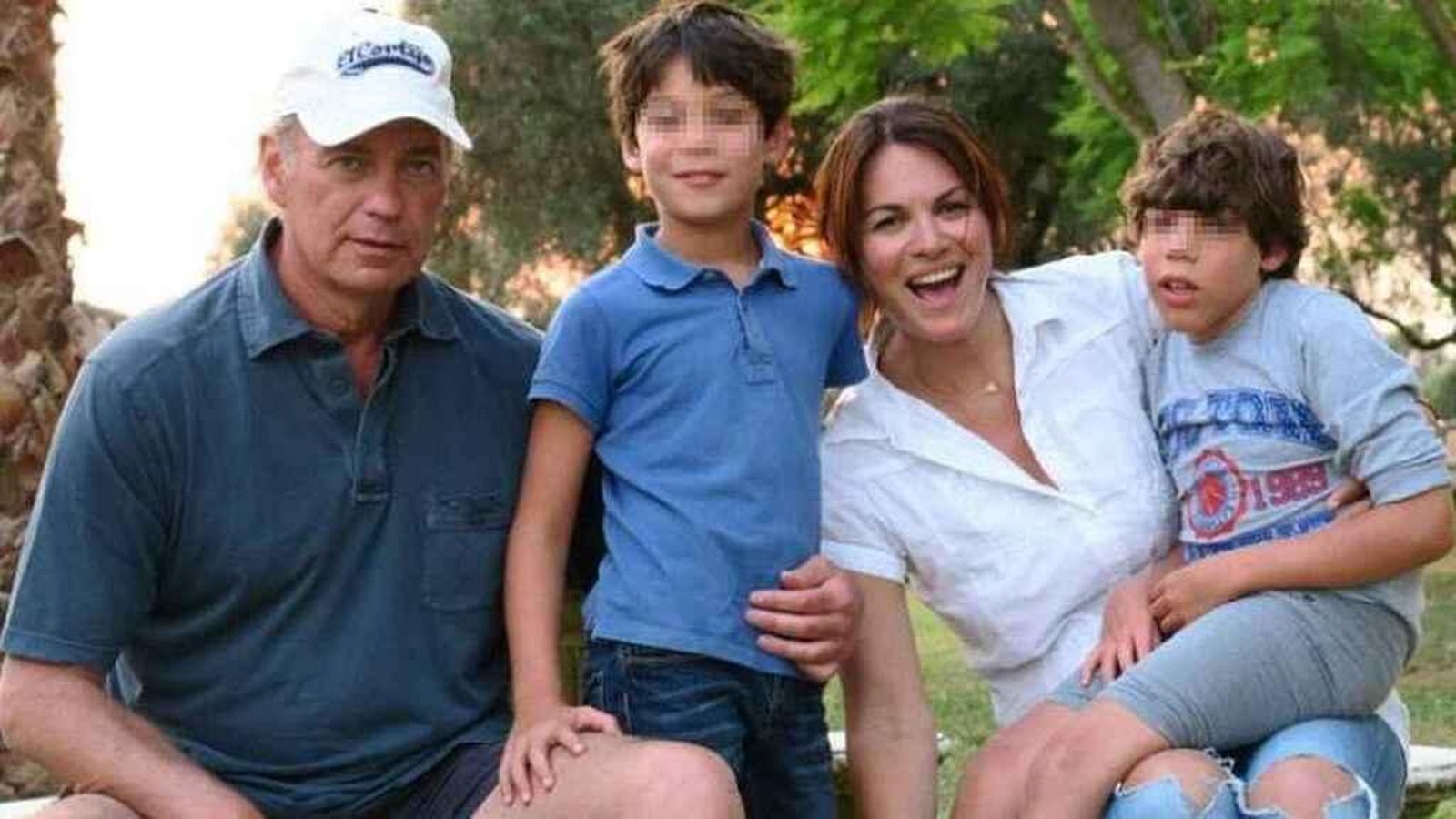 El ex matrimonio, con sus dos hijos.