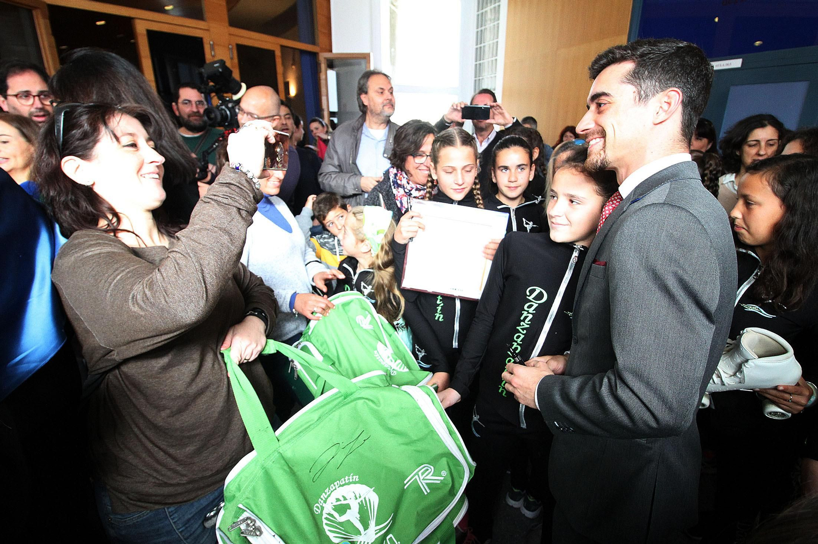 Javier Fernández López, campeón del mundo en patinaje, a su llegada al acto del 3 de marzo en la UHU