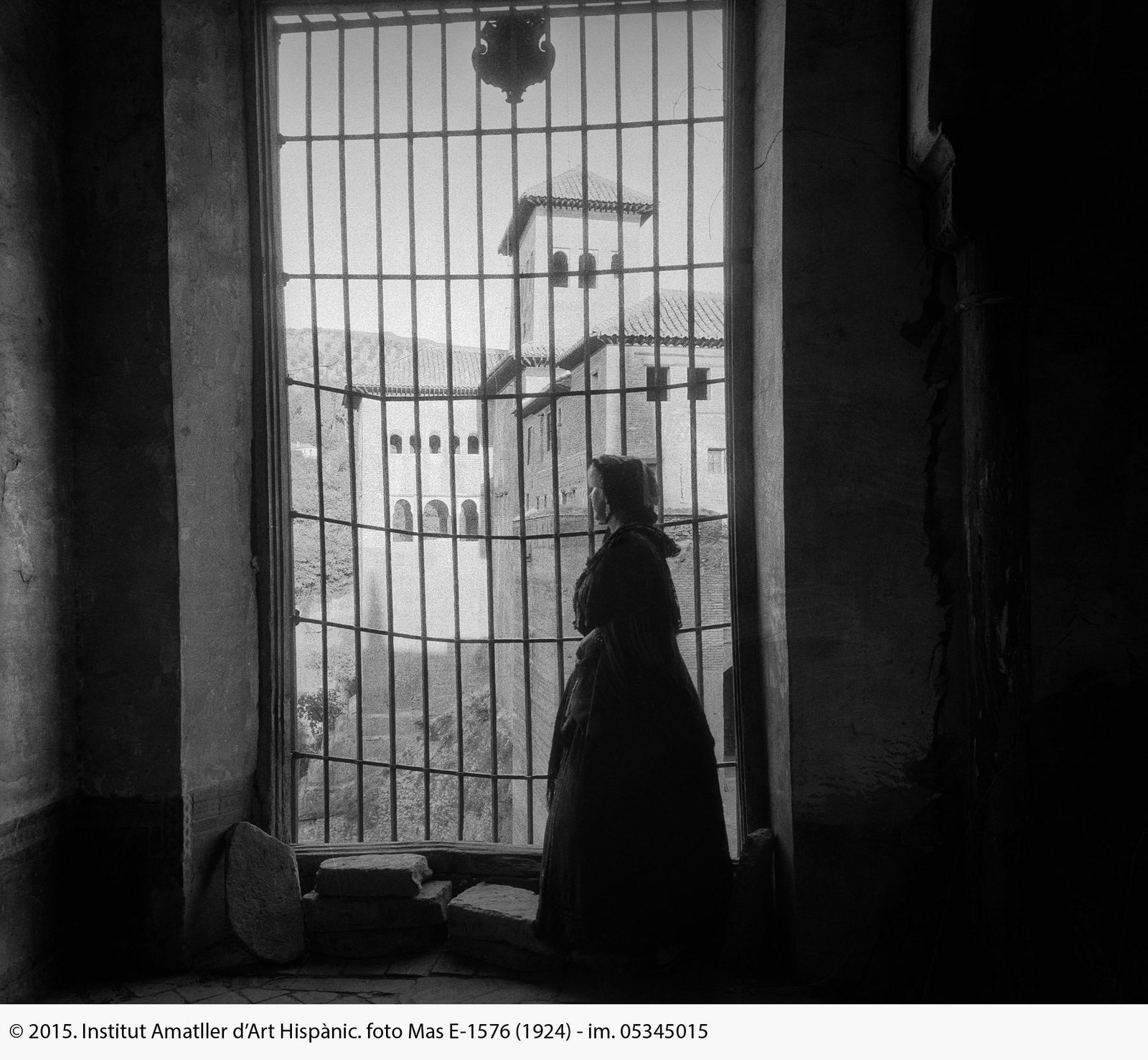 Emilia Llanos, en el Patio de Daraxa del palacio de la Alhambra.