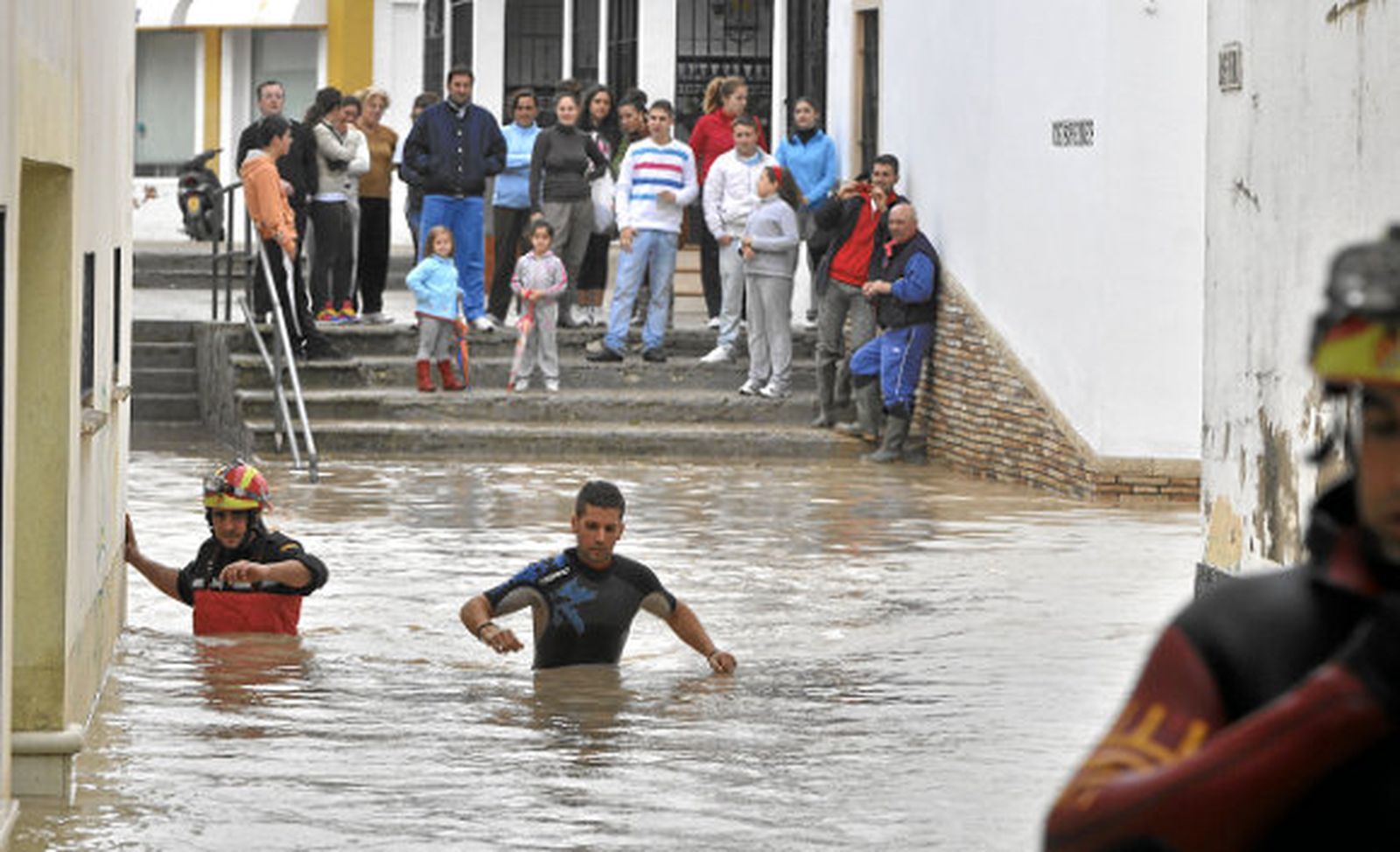 Écija se inunda por quinta vez al crecer el arroyo Argamasilla