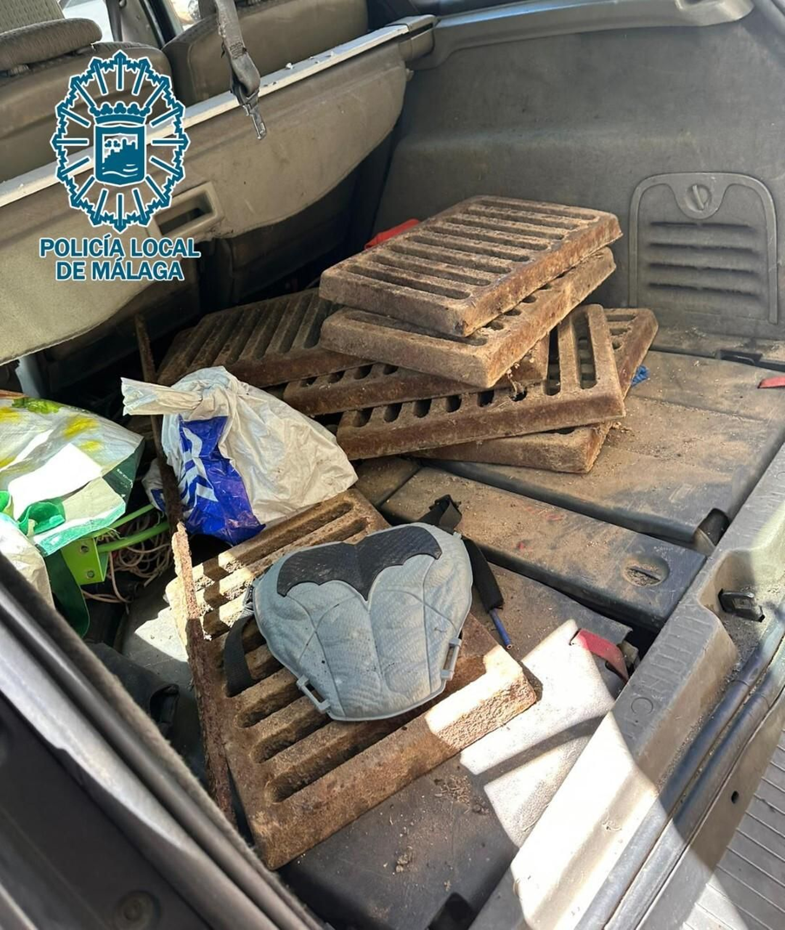Rejillas de hierro fundido recuperadas por la Policía Local de Málaga