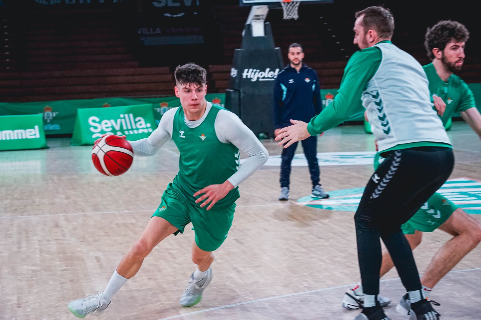 El uruguayo Joaquín Rodríguez entra a canasta ante la defensa de Kuksiks durante un entrenamiento del Betis Baloncesto.