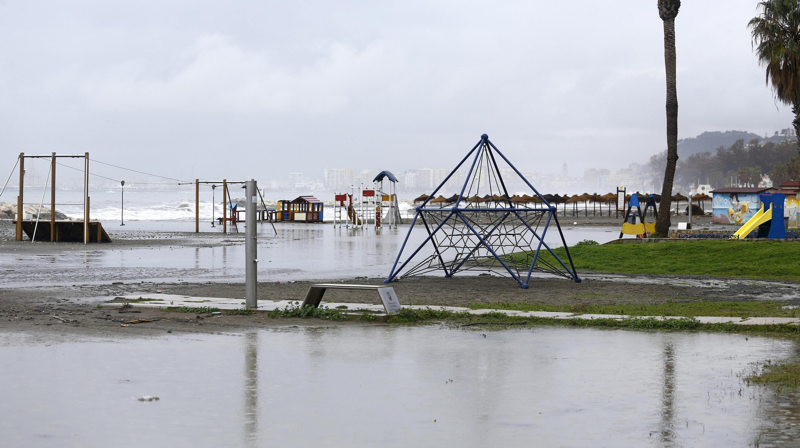 Las fotos de los efectos del temporal en las playas y paseos marítimos de Málaga
