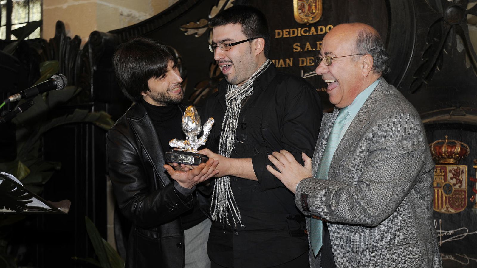 Dos jovencísimos Rafael Estévez y Valeriano Paños, recogiendo el premio de manos de Faustino.