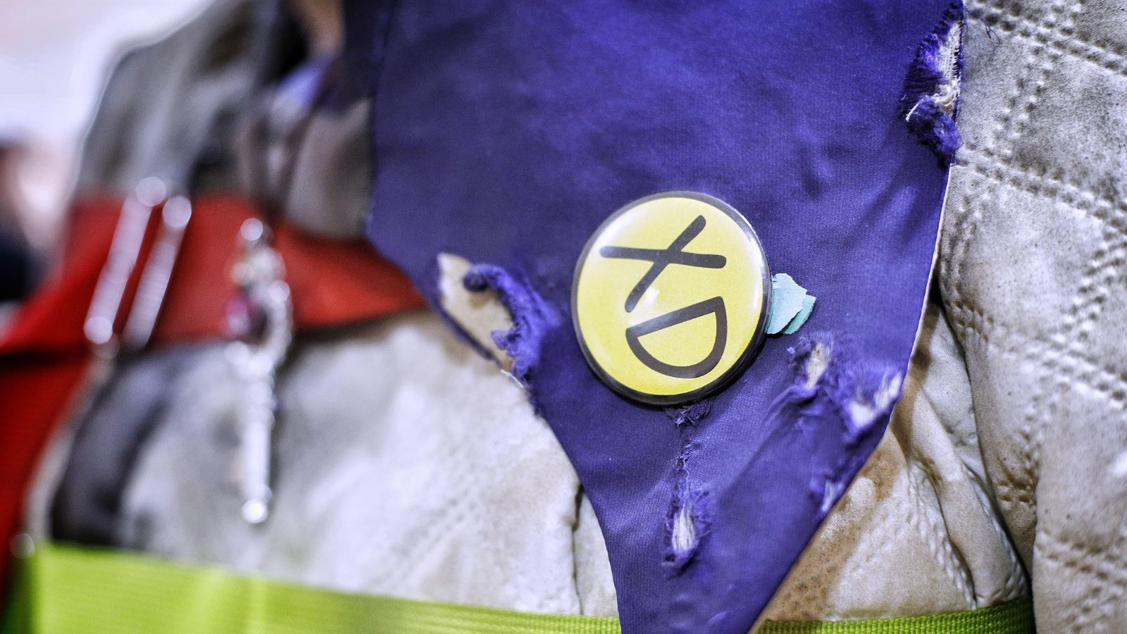 El logo de OBDC en la chaqueta, con la parte acolchada hacia fuera.