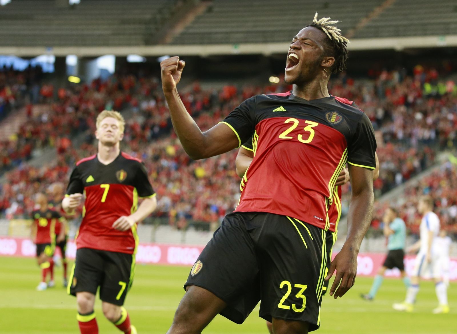 Batshuayi celebra un gol con la selección de Bélgica.