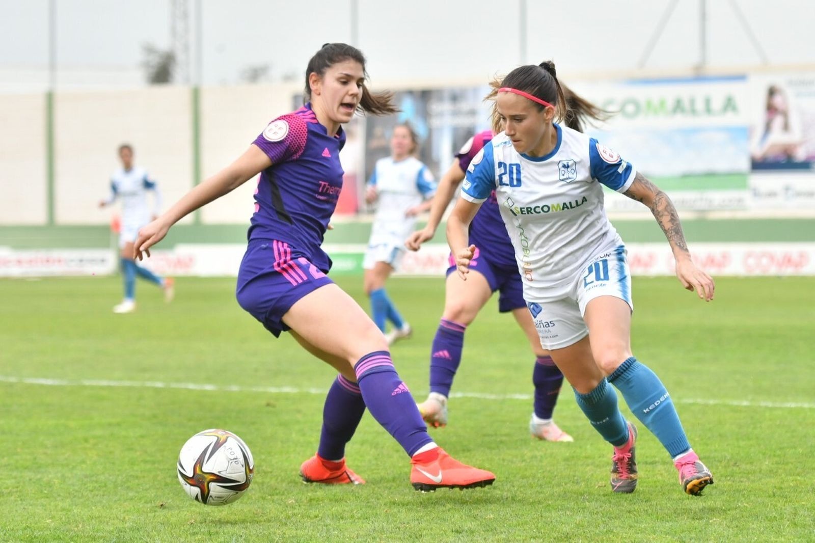 Natalia Montilla conduce el balón ante la presión del Madrid Femenino B.