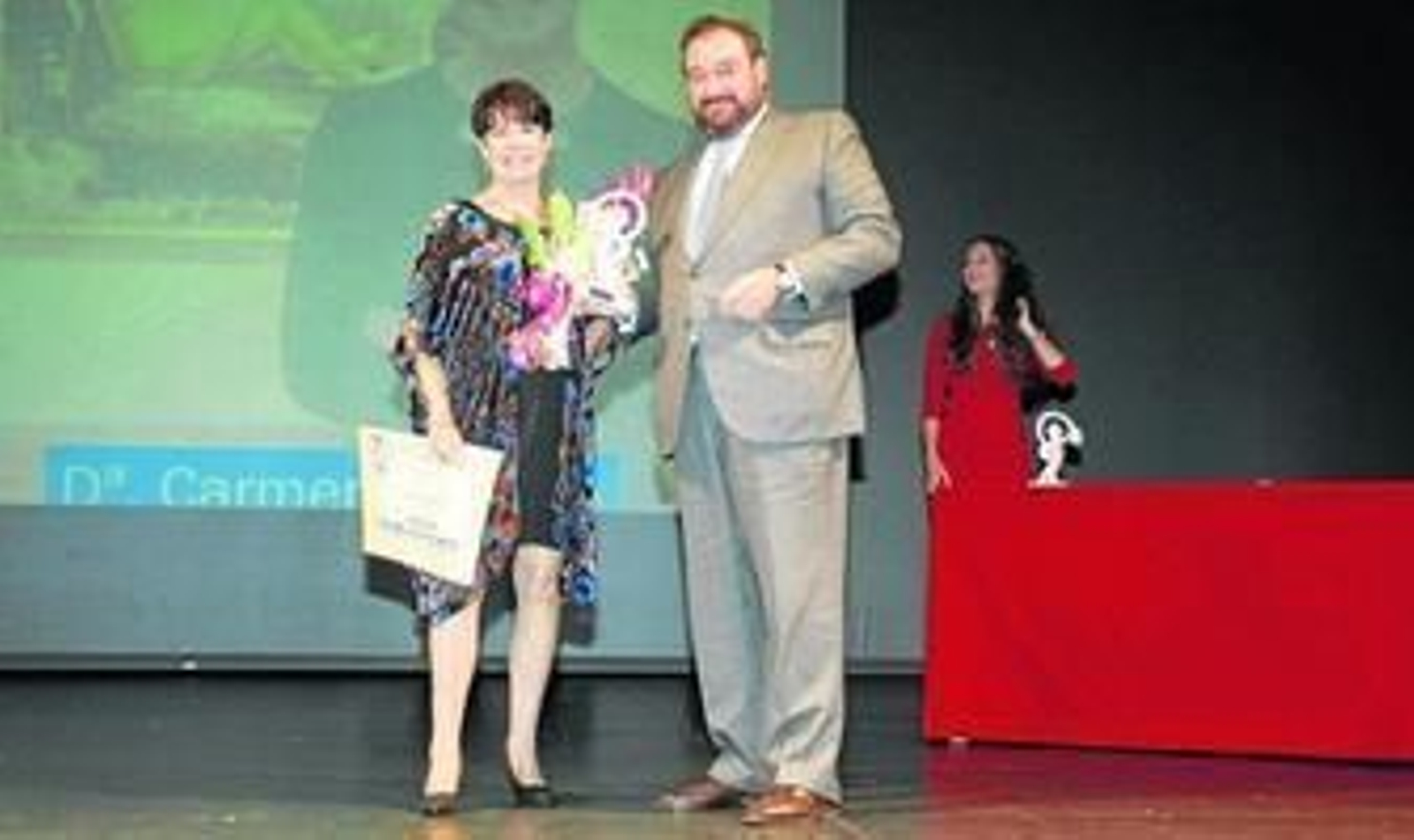 Carmen Pinteño recibió el premio de manos del director general del Grupo Joly, Tomás Valiente.