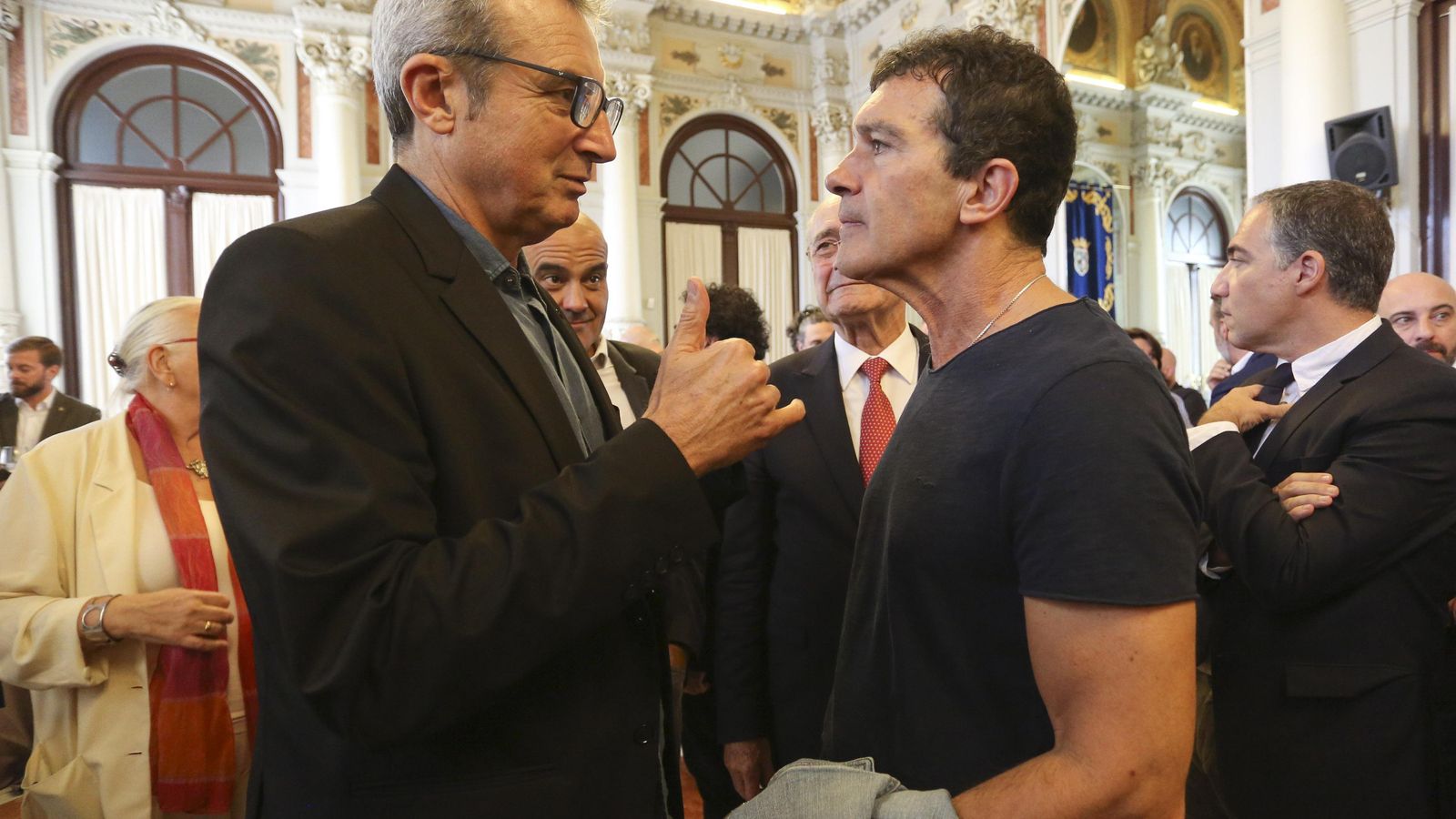 Mariano Barroso y Antonio Banderas conversan tras el encuentro con los medios.