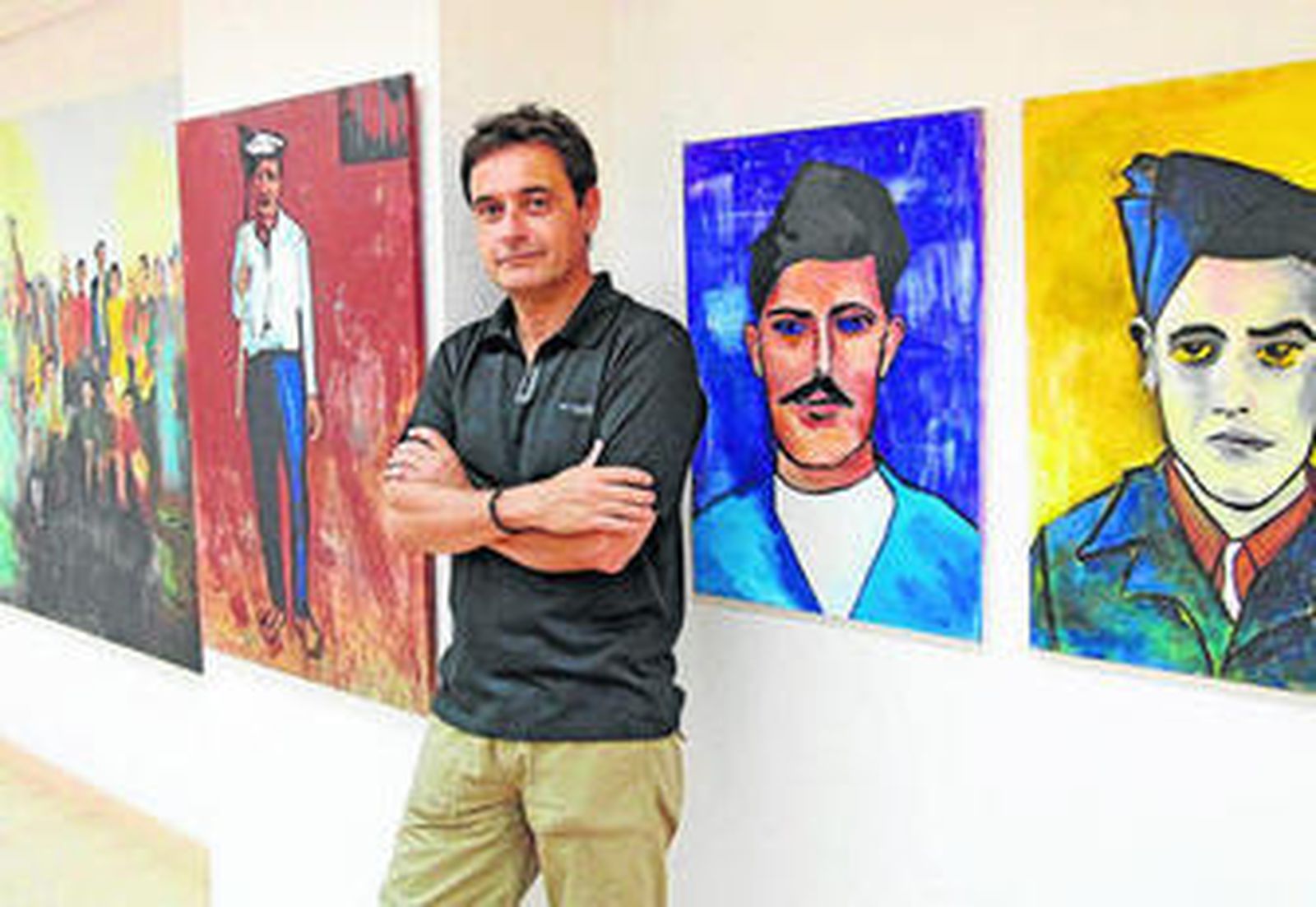 Antonio Sánchez Temblador, junto a algunas de las obras que se podrán ver desde hoy en 'ArteaDiario'.