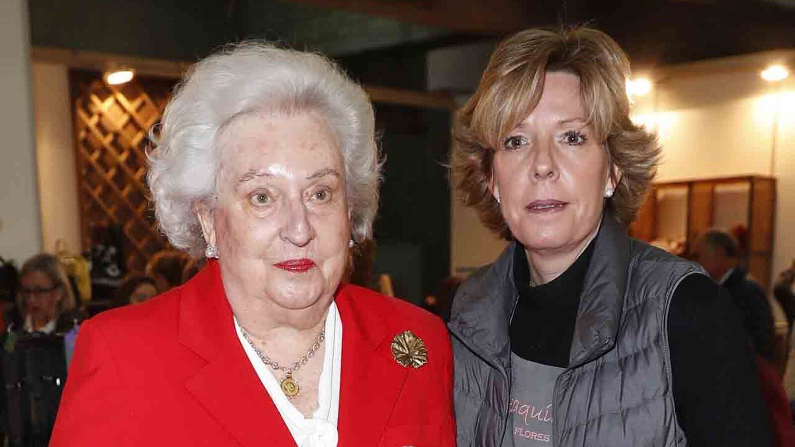 La infanta Pilar, con su hija, Simoneta Gómez-Acebo, en el Rastrillo de 2018.
