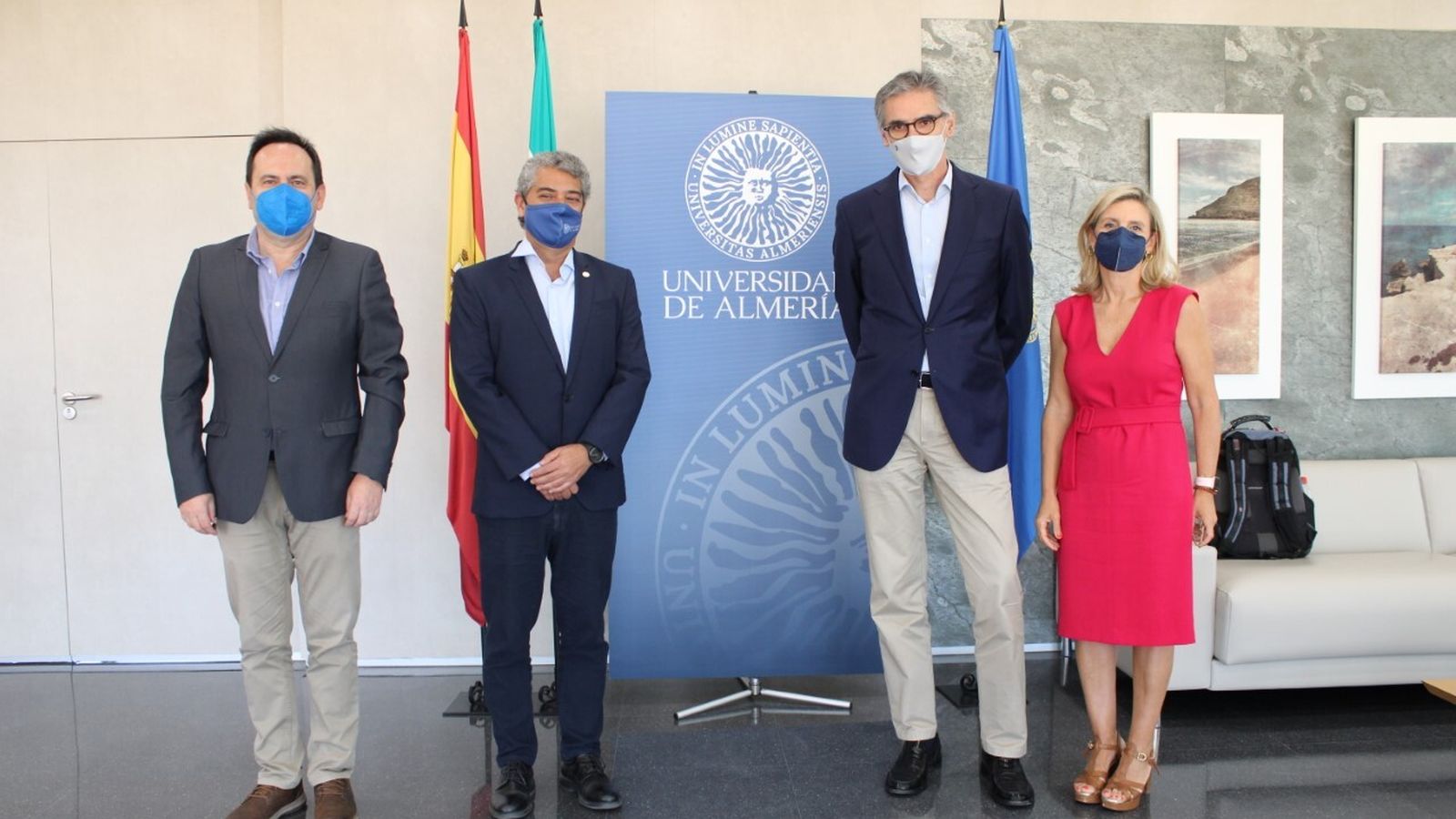 A ambos lados del escudo de la UAL, el recto Carmelo Rodríguez (izqda.) y Juan Martínez-Barea (dcha.)