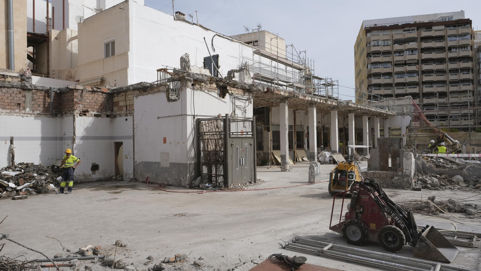 Las mejores imágenes del derribo de la oficina central de Correos en Almería