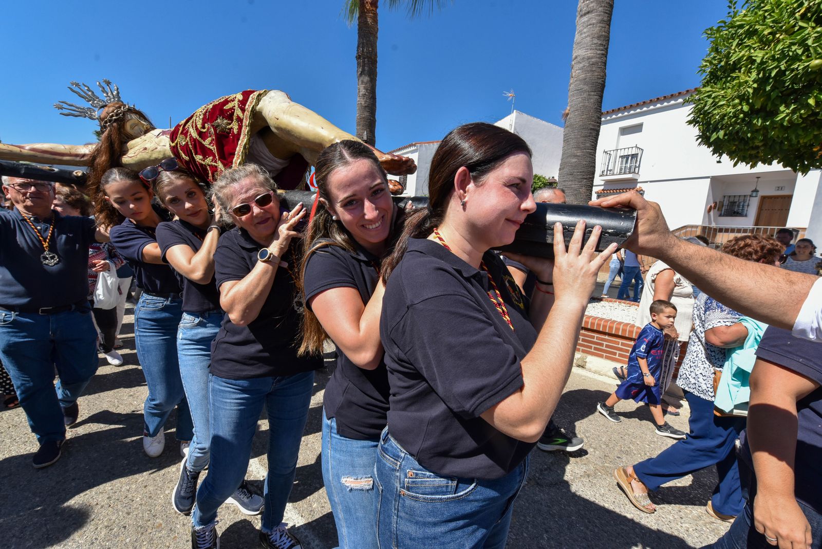 La procesión del Cristo de la Almoraima, en imágenes
