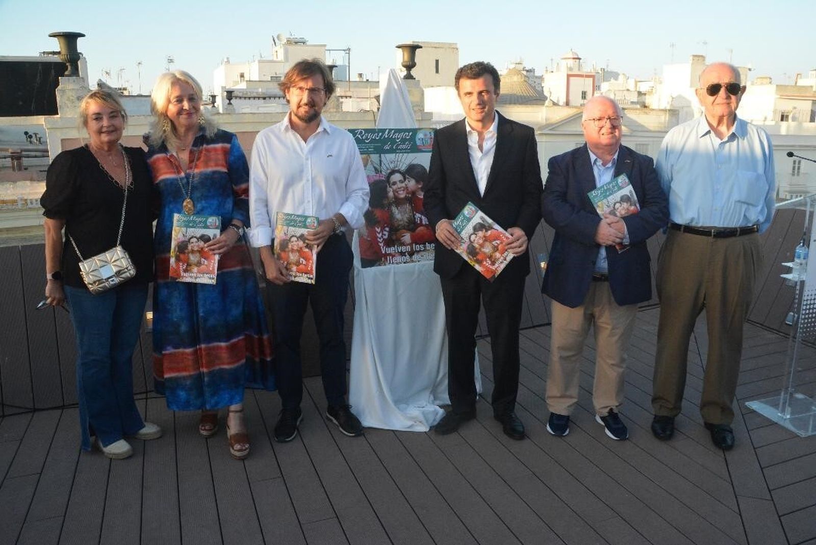Carmen Izquierdo, Mercedes Colombo, Manolo Navarro, el alcalde de Cádiz, Bruno García, Carlos Medina y Antonio Saiz.
