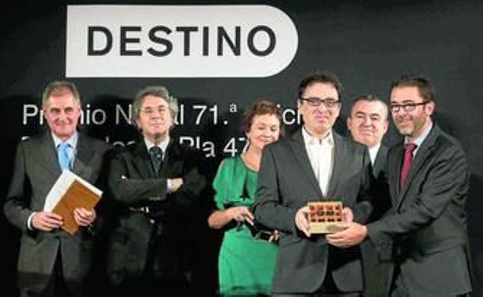 Vales, con el premio, junto a los miembros del jurado.