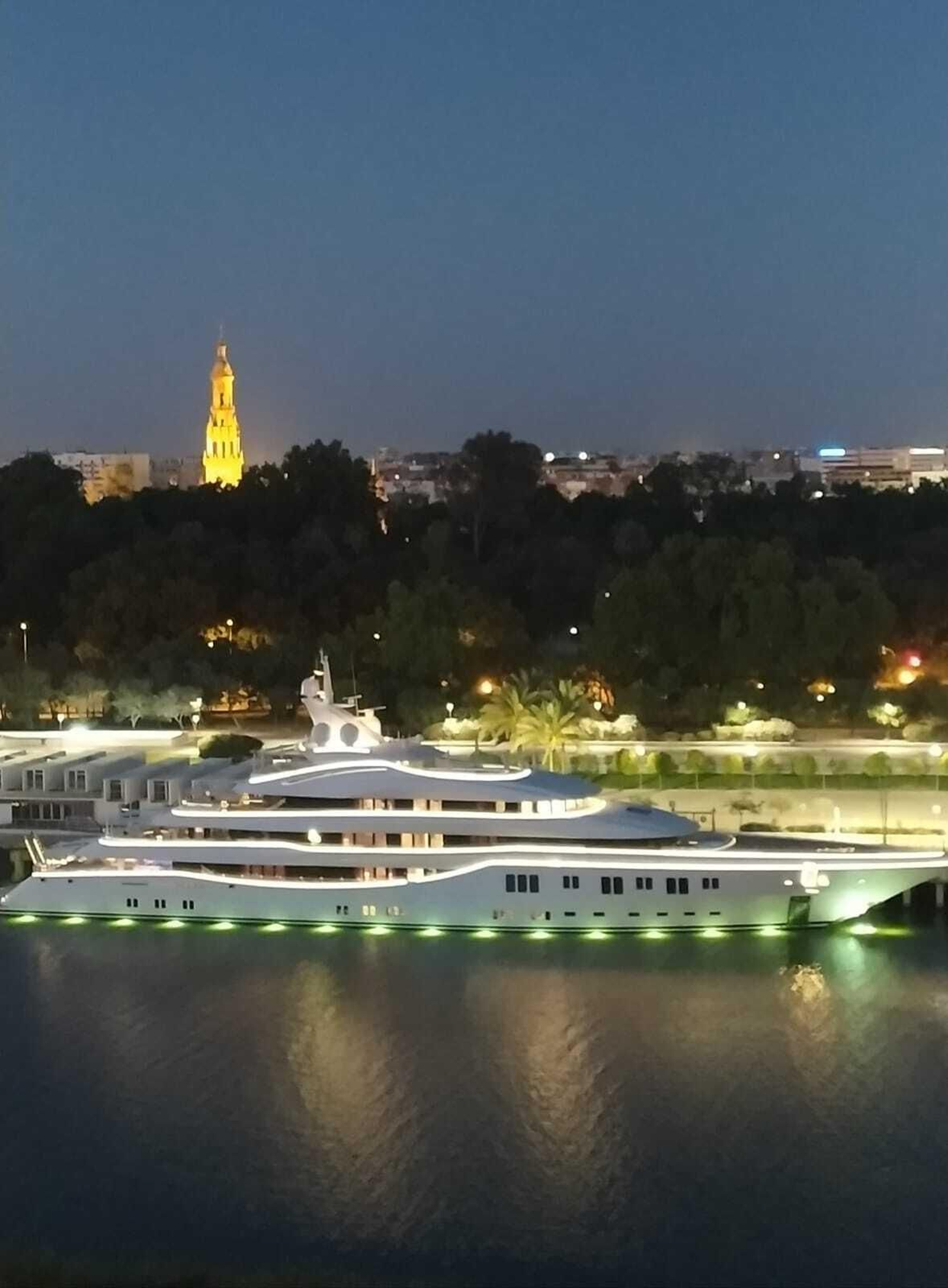 El megayate atracado en el muelle de las Delicias este lunes.