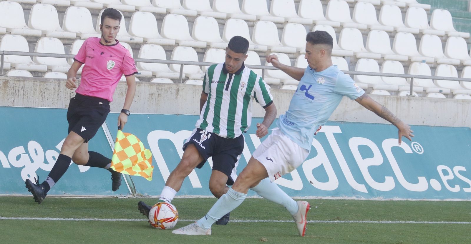 El blanquiverde Rober es presionado por el celeste Álvaro Pérez.