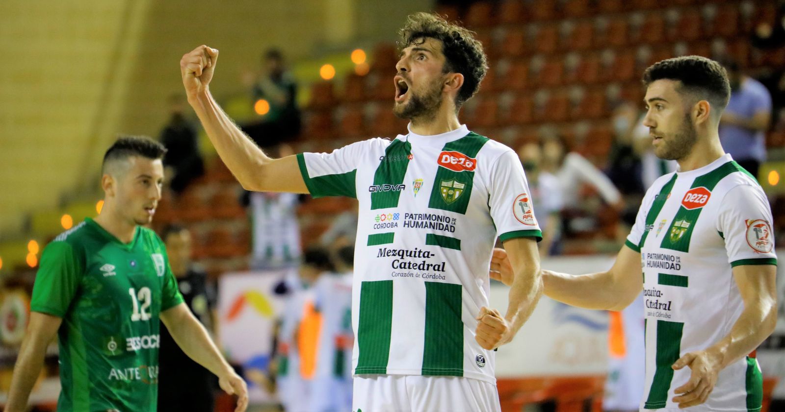 Zequi y Saura celebran un gol en el duelo ante el UMA Antequera.