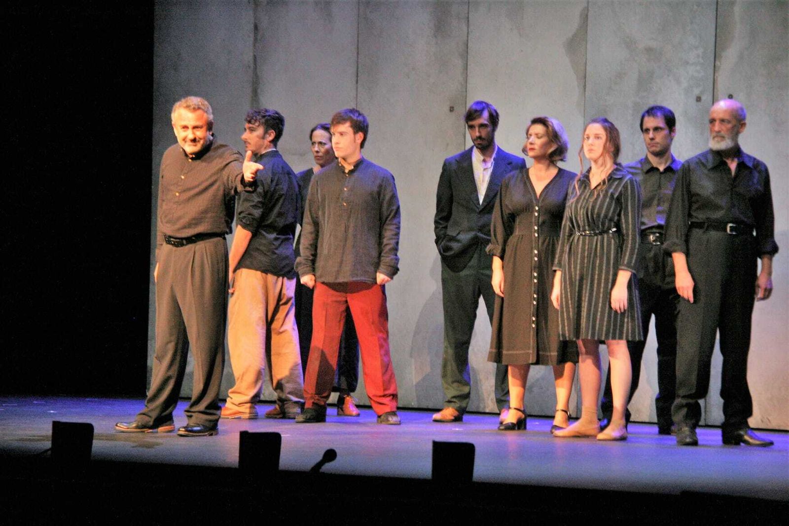 El elenco de actores participantes en la obra, durante la representación.