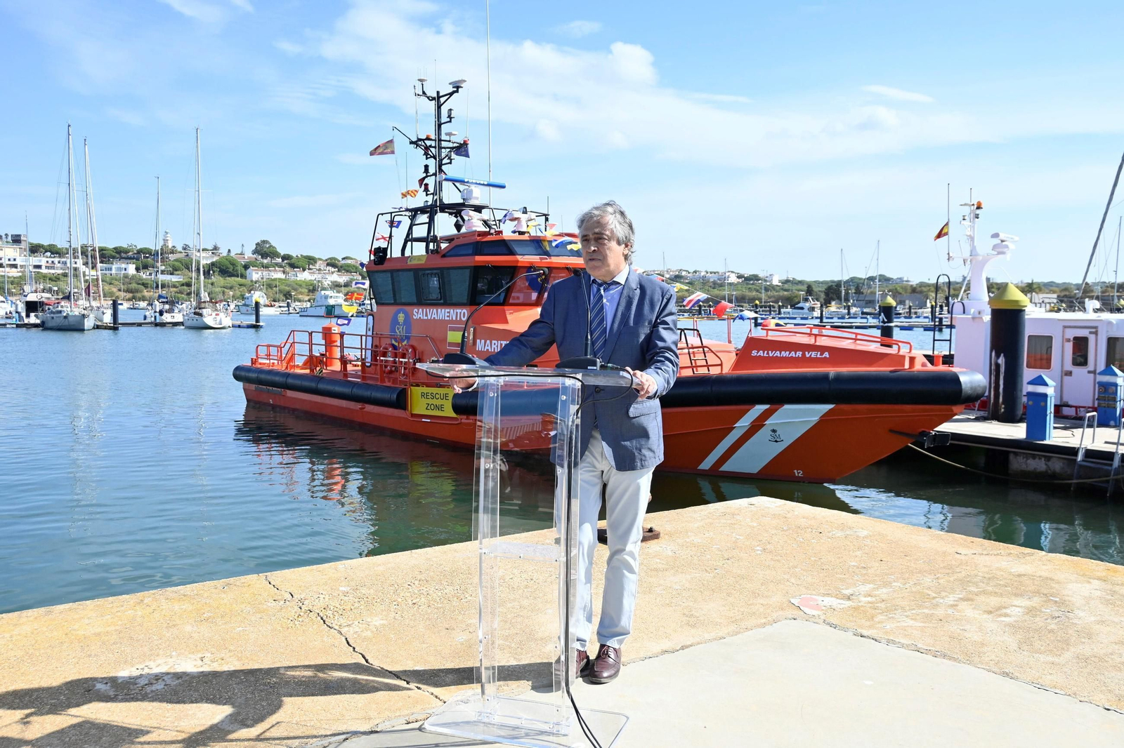 Pedro Bru, jefe del Centro de Coordinación de Salvamento Marítimo en Huelva, en la inaguración de la Salvamar Vela que opera en Mazagón.