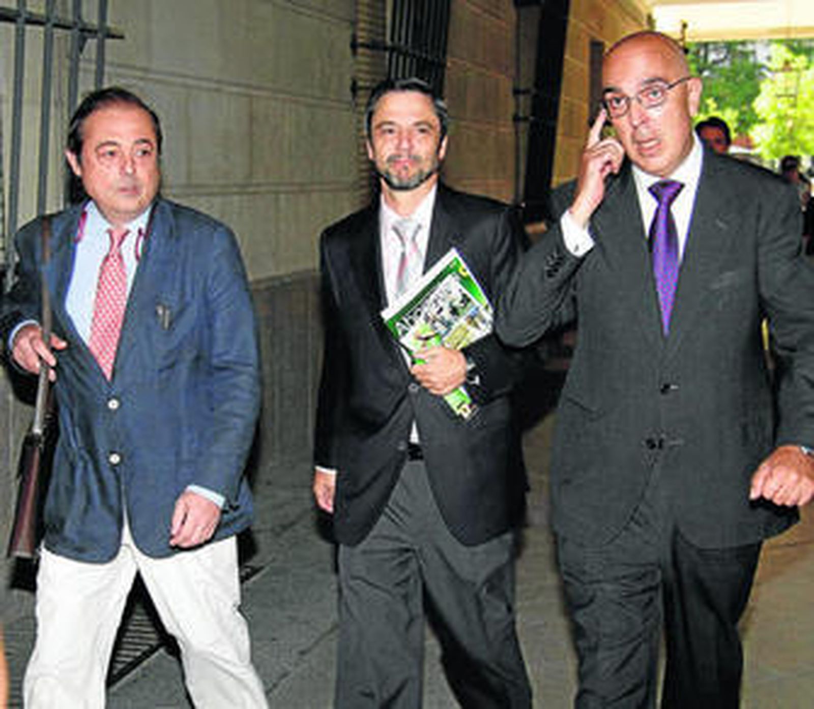 El ex director general de Mercasevilla Fernando Mellet, con su abogado en los juzgados.